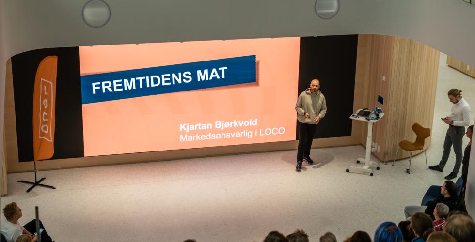 Foredragsholder snakker til publikum