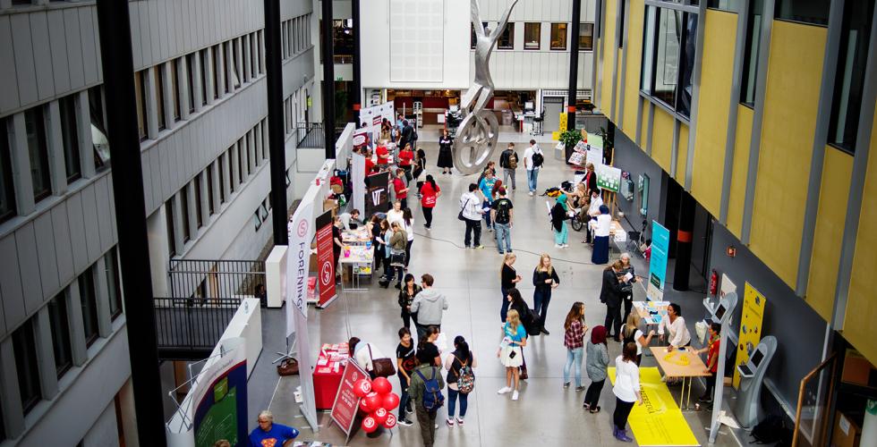 Stand med ulike foreninger på kjeller campus