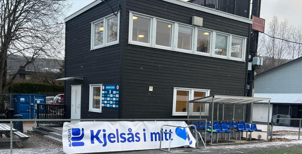 Kjelsåsbua og et banner der det står "Kjelsås i mitt hjerte" på Grefsen stadion