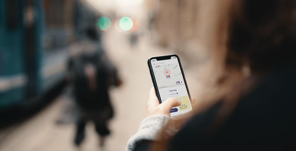 Telefon som er inne på Ruter-appen hvor man kjøper billetter. 