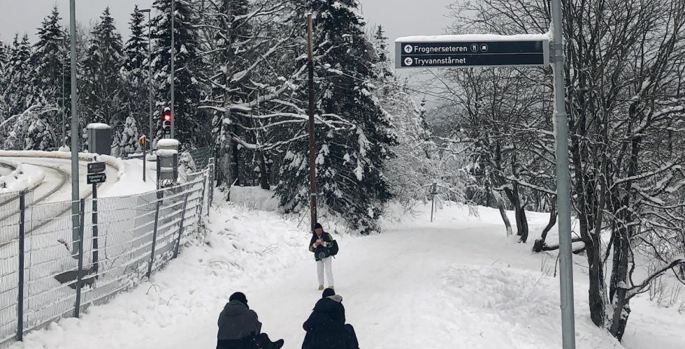 To personer som aker ned Korketrekkeren i Oslo.