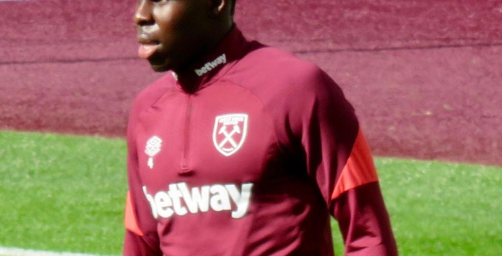 kurt zouma i treningsdrakt under oppvarming for west ham