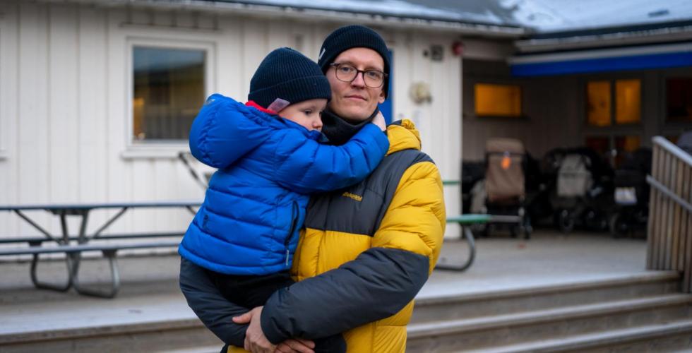 Øyvind Kvaløy med sønnen Oskar (4) utenfor samisk barnehage i Tøyenparken i Oslo