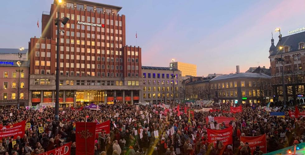 Mange fremmøtte på Youngstorget for å markere kvinnedagen. 