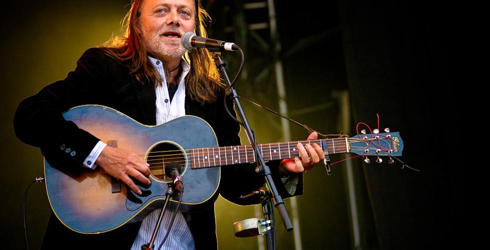 Lillebjørn Nilsen spiller konsert med gitar