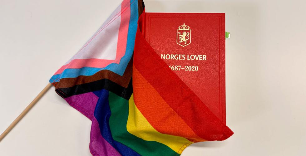 Norges lover dekket av prideflagg