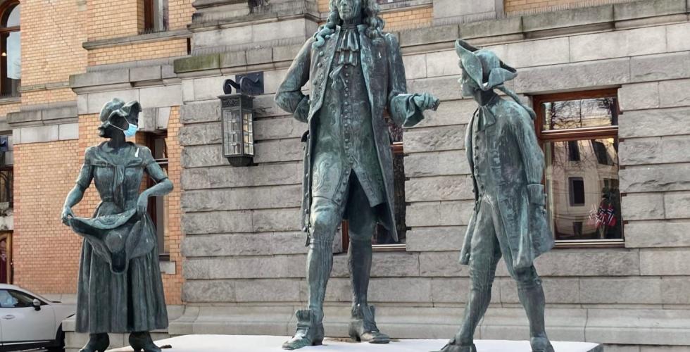 Statue av Ludvig Holberg i Oslo. En av figurene har på seg munnbind.