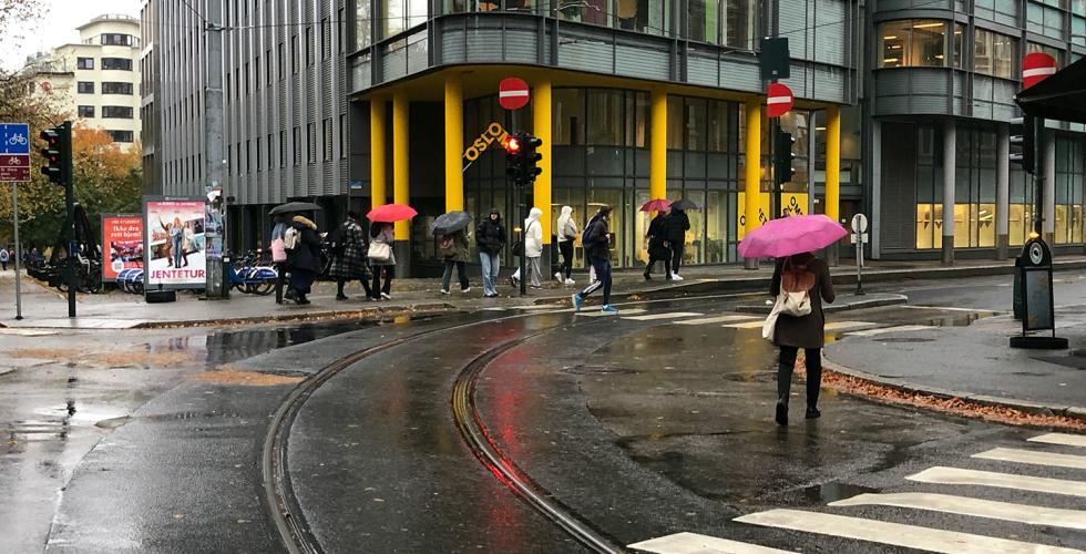 Bilde av folk med paraply foran OsloMet