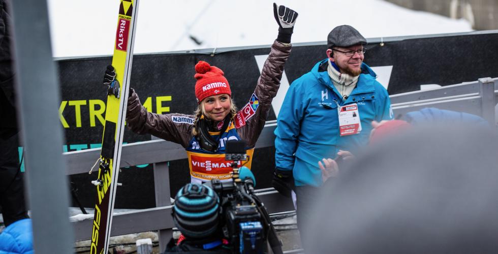 Maren Lundby er fornøyd med sølv under VM i Oberstdorf.