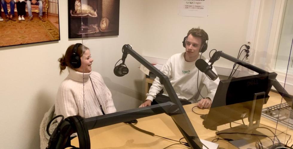 Marie og Benjamin sitter i studio. 