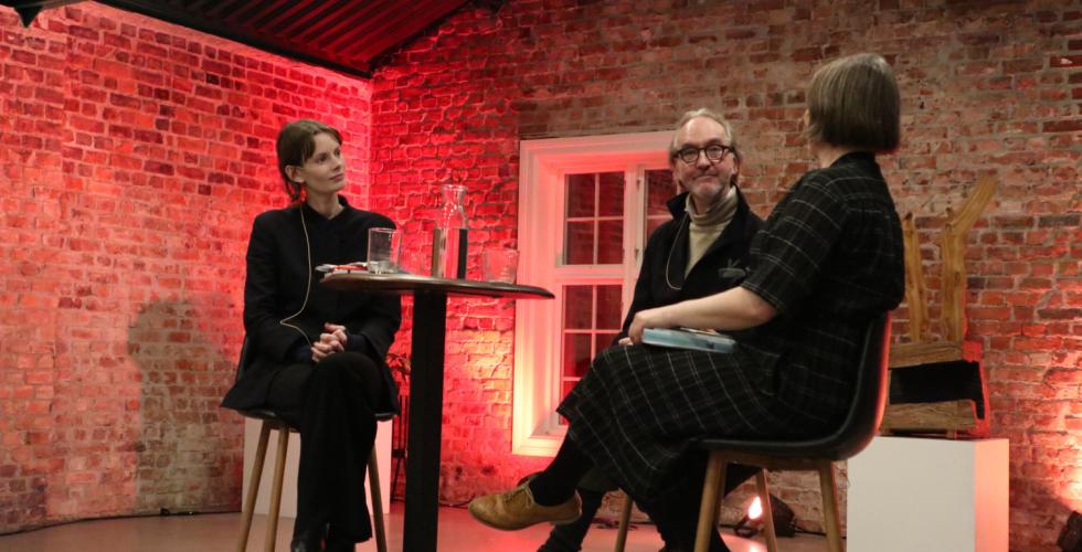Roskva Koritzinsky, Terje Holtet Larsen og Ylva Østby er samlet for å prate om Kjell Askildsen.