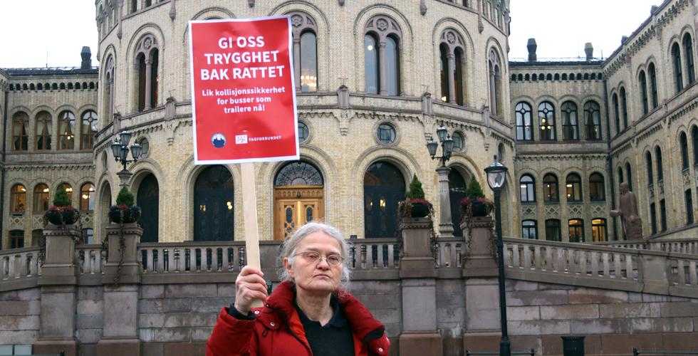 Bussjåfør Marit Sauge foran Stortinget.