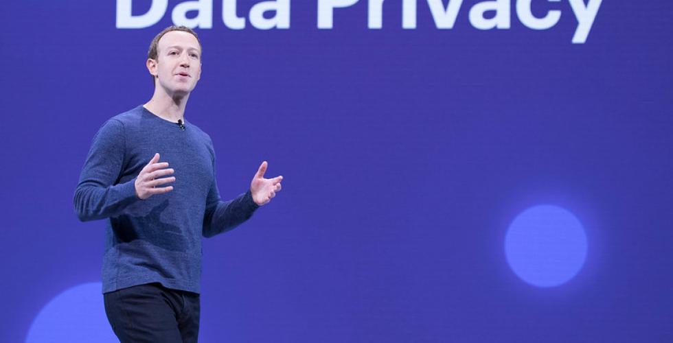 Mark Zuckerberg holder foredrag. Det står "Data Privacy" på lerretet bak han.