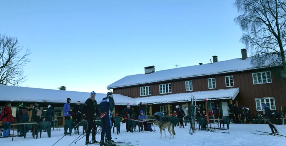 Ullevålseter med mennesker foran inngangen