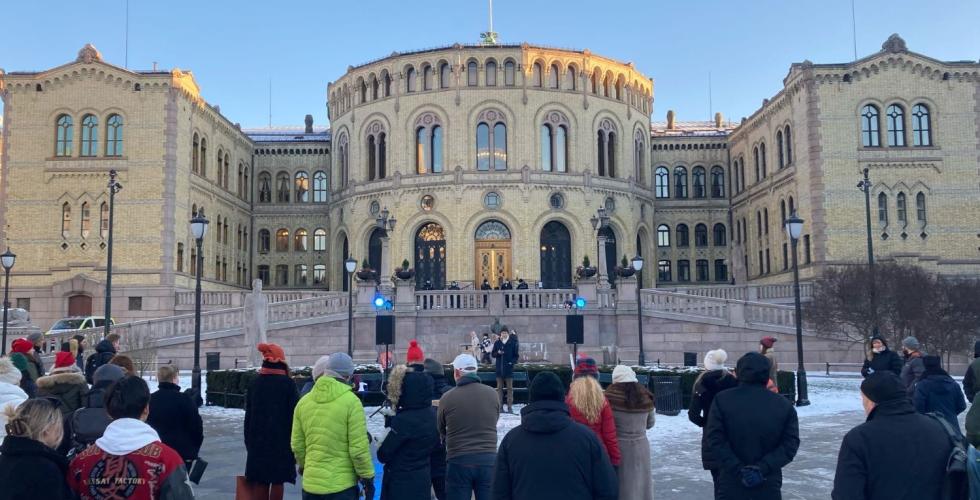 Demonstranter har samlet seg foran Stortinget