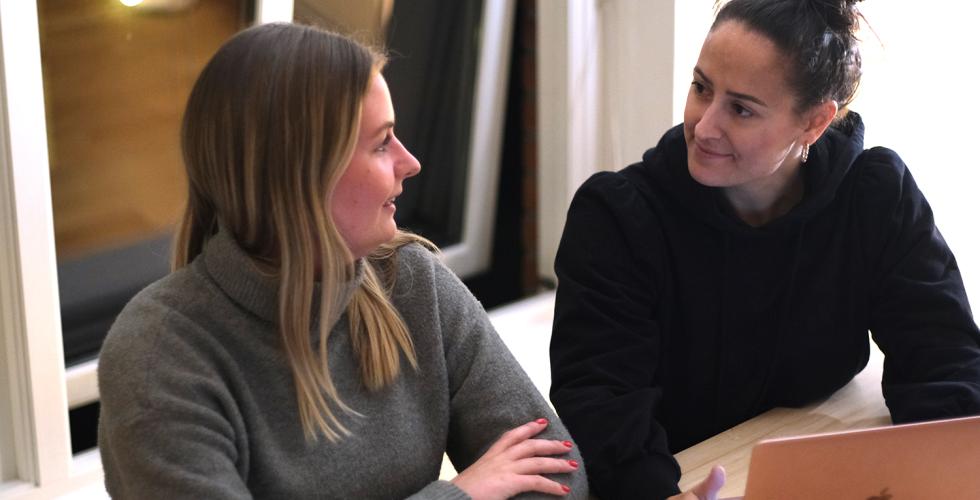 Sexologistudentene Lina Solheim og Martine Malmberg synes det er på tide med økt fokus på kvinnehelse. 