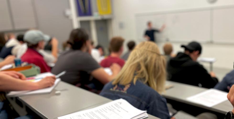 Elevene på maskiningeniør studiet sitter i auditoriet, på forelesning