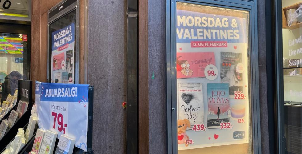 Bilde av et skilt utenfor Norli hvor det stor "morsdag & valentines" 12. og 14.februar. 