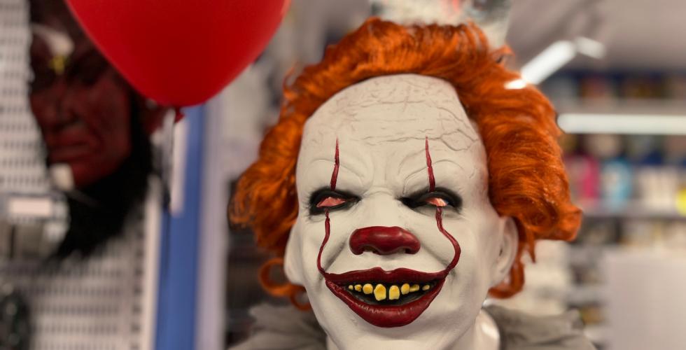 Nærbilde av Pennywise fra skrekkfilmen IT kostyme