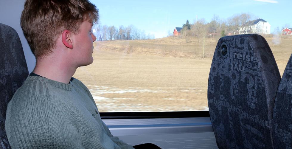 Gutt sitter på toget