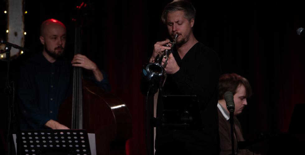 Vegard Holum på trompet, Henrik Sandstad Dalen på bass og Håvard Aufles på piano. På Nordstrand Jazzklubb