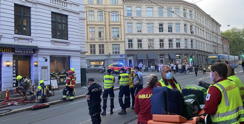 Bilde av nødetater på plass foran restaurant i Pilestredet