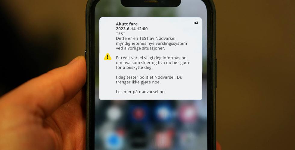 Bilde av nødvarsel som vises på mobiltelefon. 