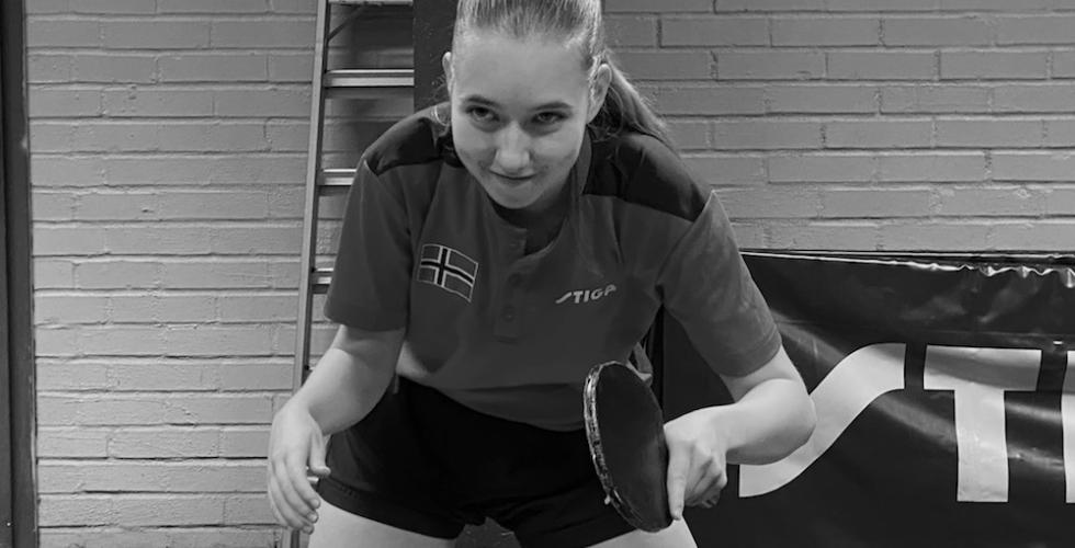 Portrettbilde av Nora Korneliussen med bordtennisracket i hånden.