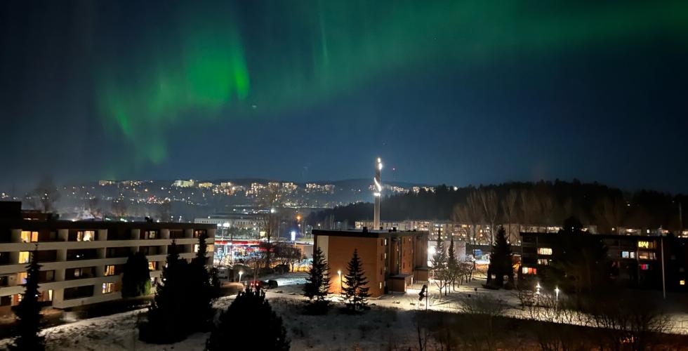 Grønt nordlys over hustakene på Haugenstua i Oslo. 