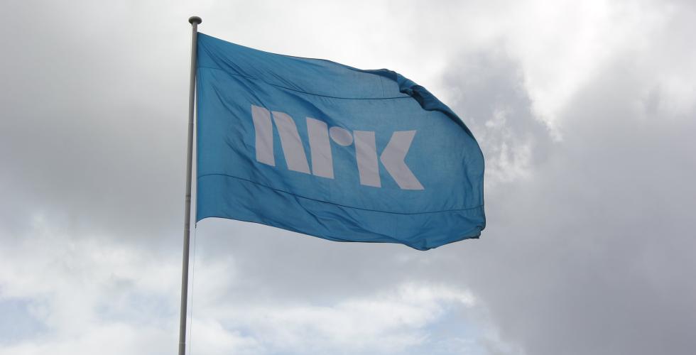 NRK flagg som vaier i vinden