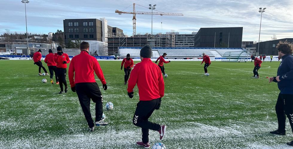 Fotballspillere som løper på banen 