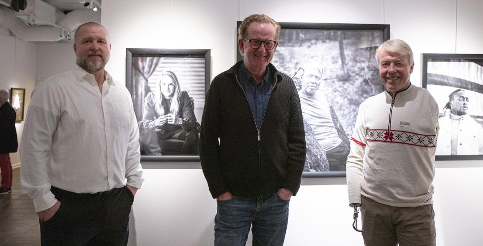 Portrett av fra venstre: Paralympics vinner Tommy Rovelstad, fotograf Arnfinn Johnsen og Paralympics vinner Cato Zahl Pedersen. 