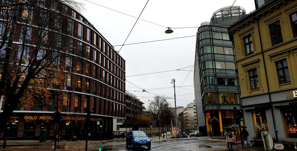 Grå himmel og våt bakke på OsloMet ved Bislett.