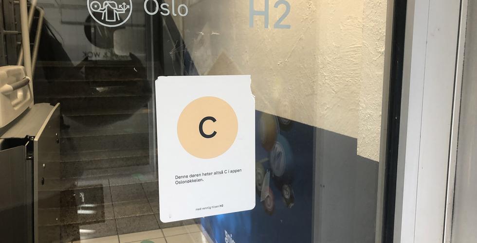 En dør der det står "Oslo kommune"