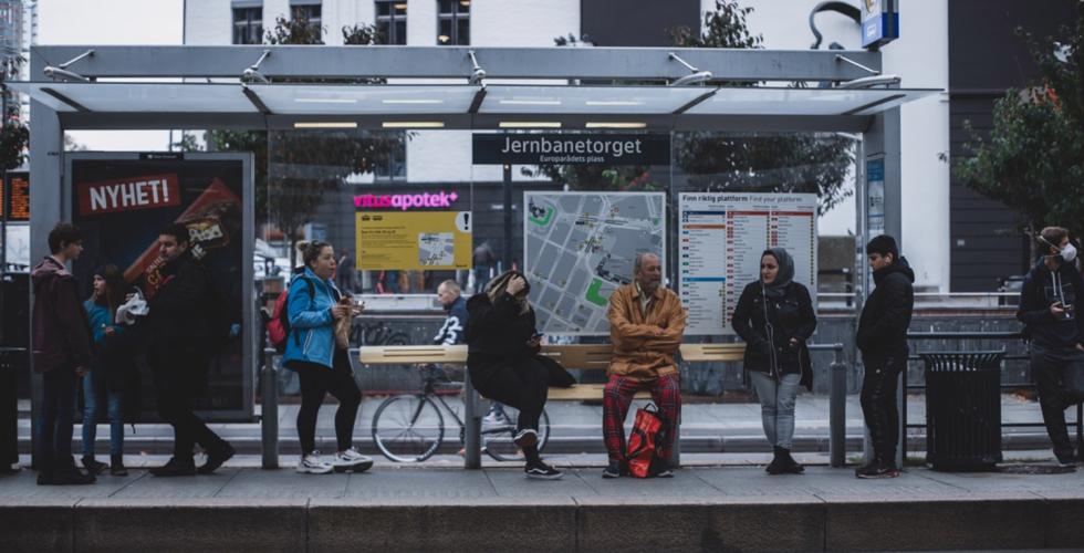 Folk som venter på trikken på Jernbanetorget