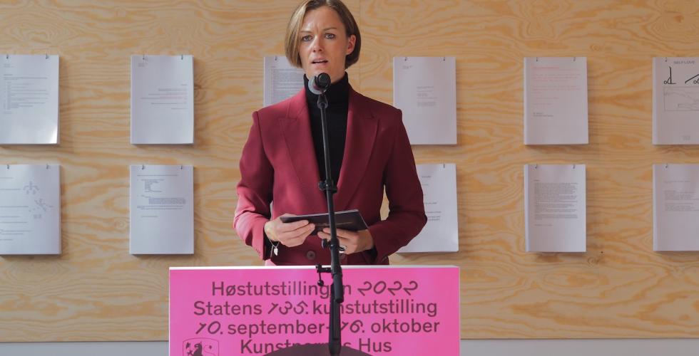 Kulturminister Anette Trettebergstuen taler under Høstutstillingen 2022.