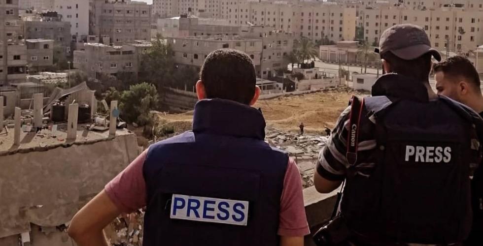 journalister som ser utover gaza