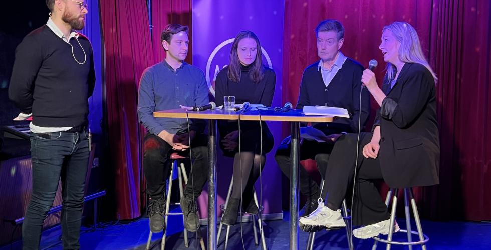 Et debattpanel med fire personer