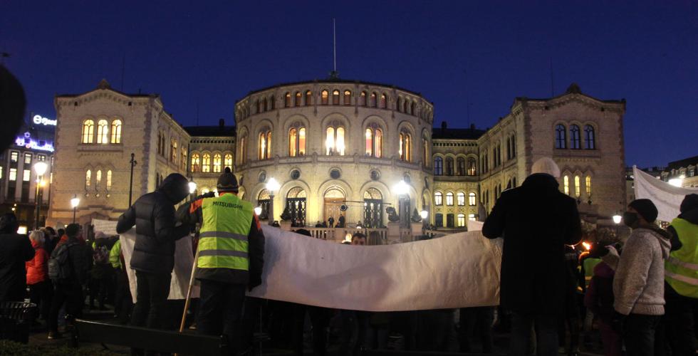 Parole sett bakfra på Eidsvoll plass