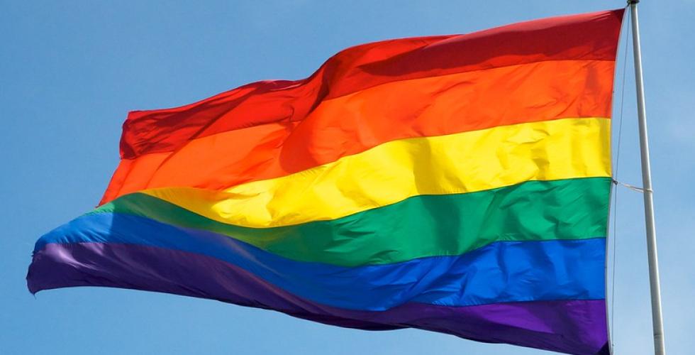 Pride flagg blafrer i vinden