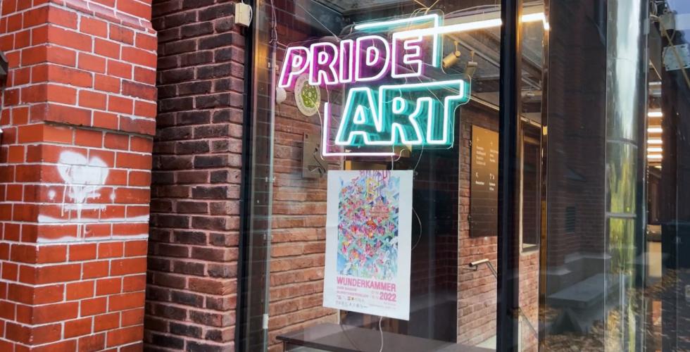 Bilde av lysende skilt med teksten Pride Art