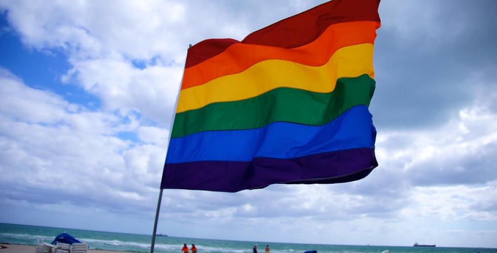 Pride flagg på stranden