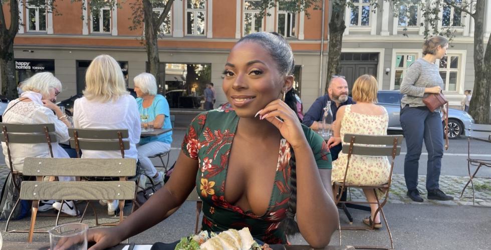 Rachel Sadiki på restaurant