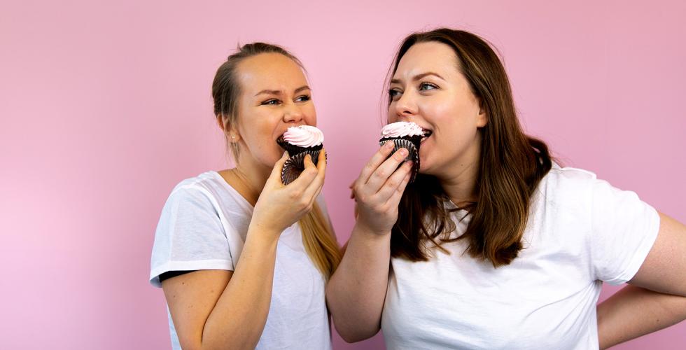 Sunniva Thorisdottir og Ragnhild Gaarde spiser cupcakes fra Soulcake. 