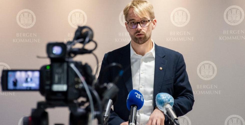 Bergens byrådsleder Roger Valhammer fotografert under en pressekonferanse i fjor. 