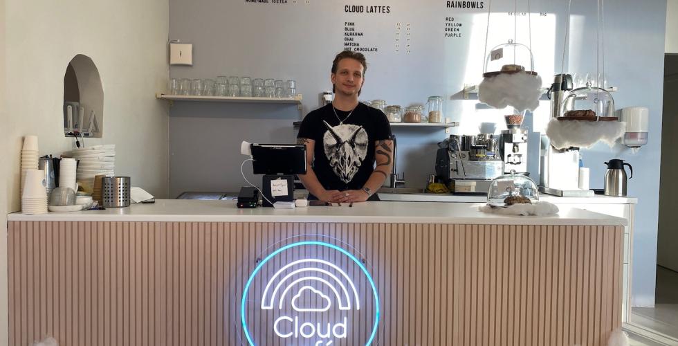 Bilde av en ansatt hos Cloud café.