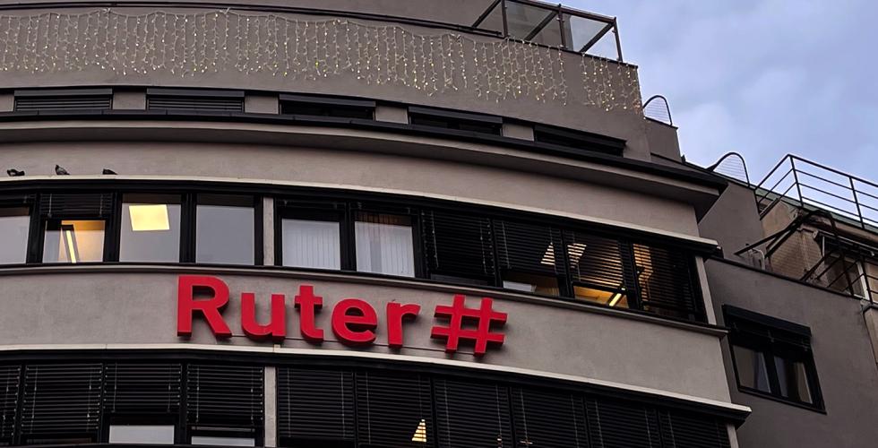 en bygning med ruter logo 