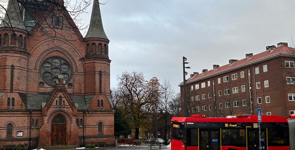 Sagene Kirke og en blokk rundt med 20-bussen