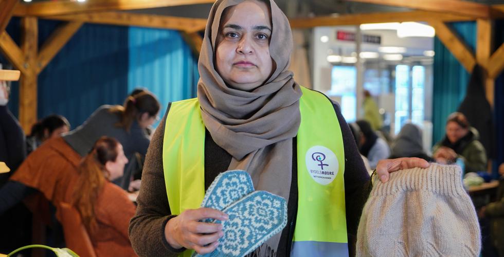 Samina Tassadiq står i Deichman Stover og viser produkter laget av mødre.