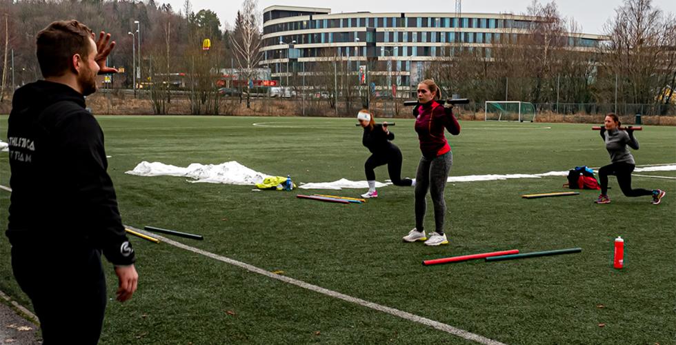 Instruktør Tobias Fjelde er med utendørstreningen på Domus Athletica